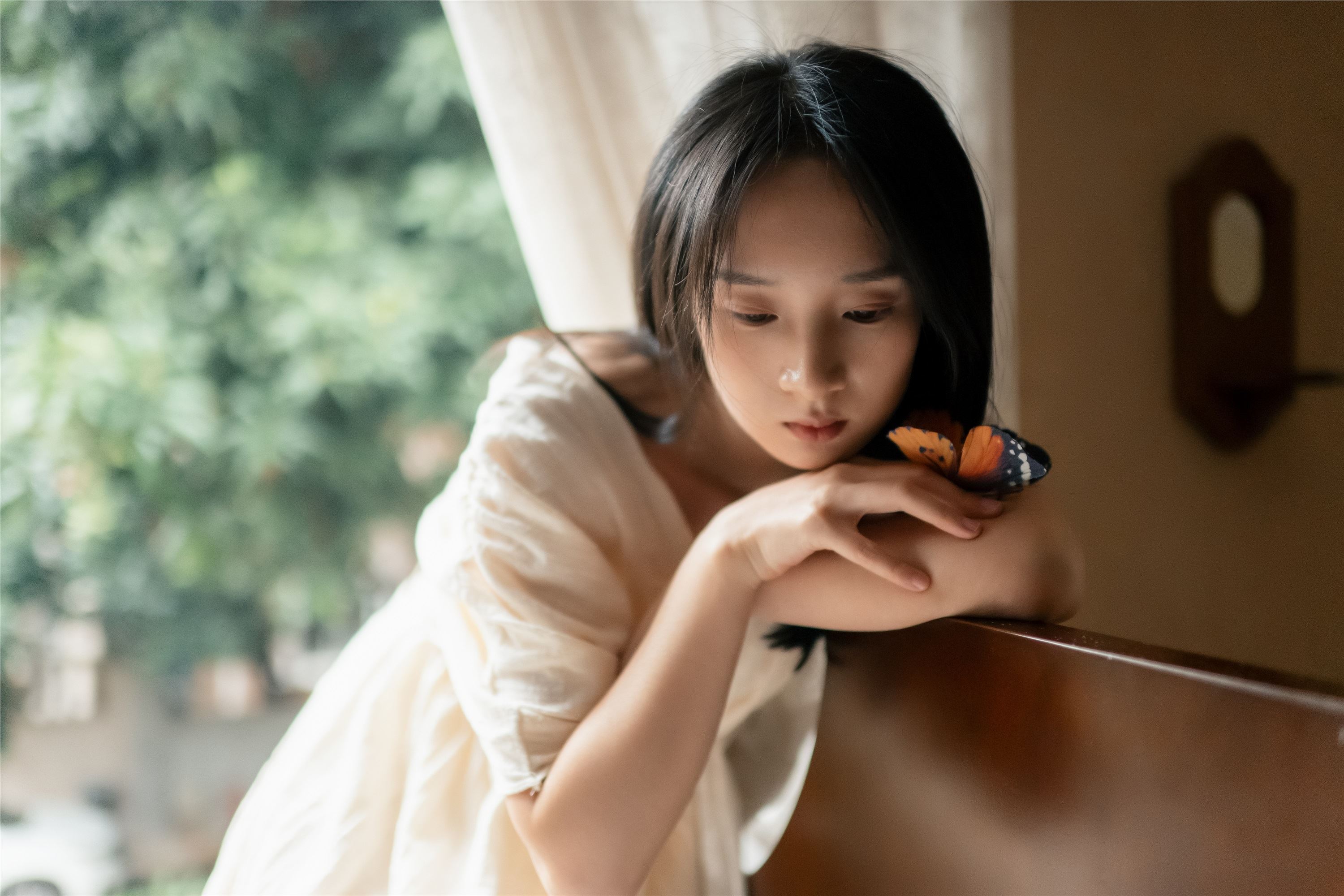 YITUYU艺图语 2025.02.06 她从光里来 方休。